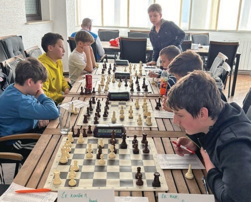  Djeca igraju šah tijekom treninga u klubu 